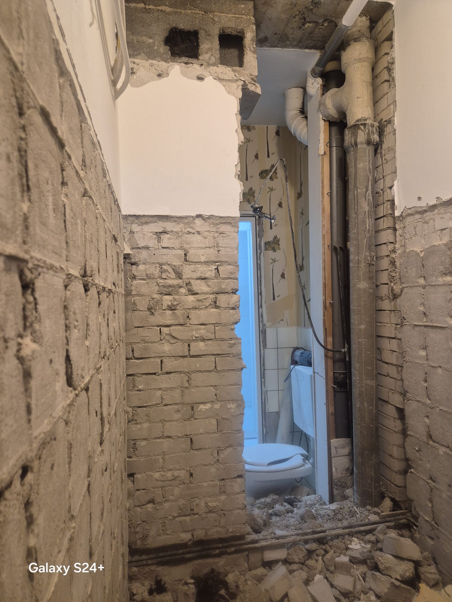 Nieuwe doorbraak in de muur tussen toilet en badkamer