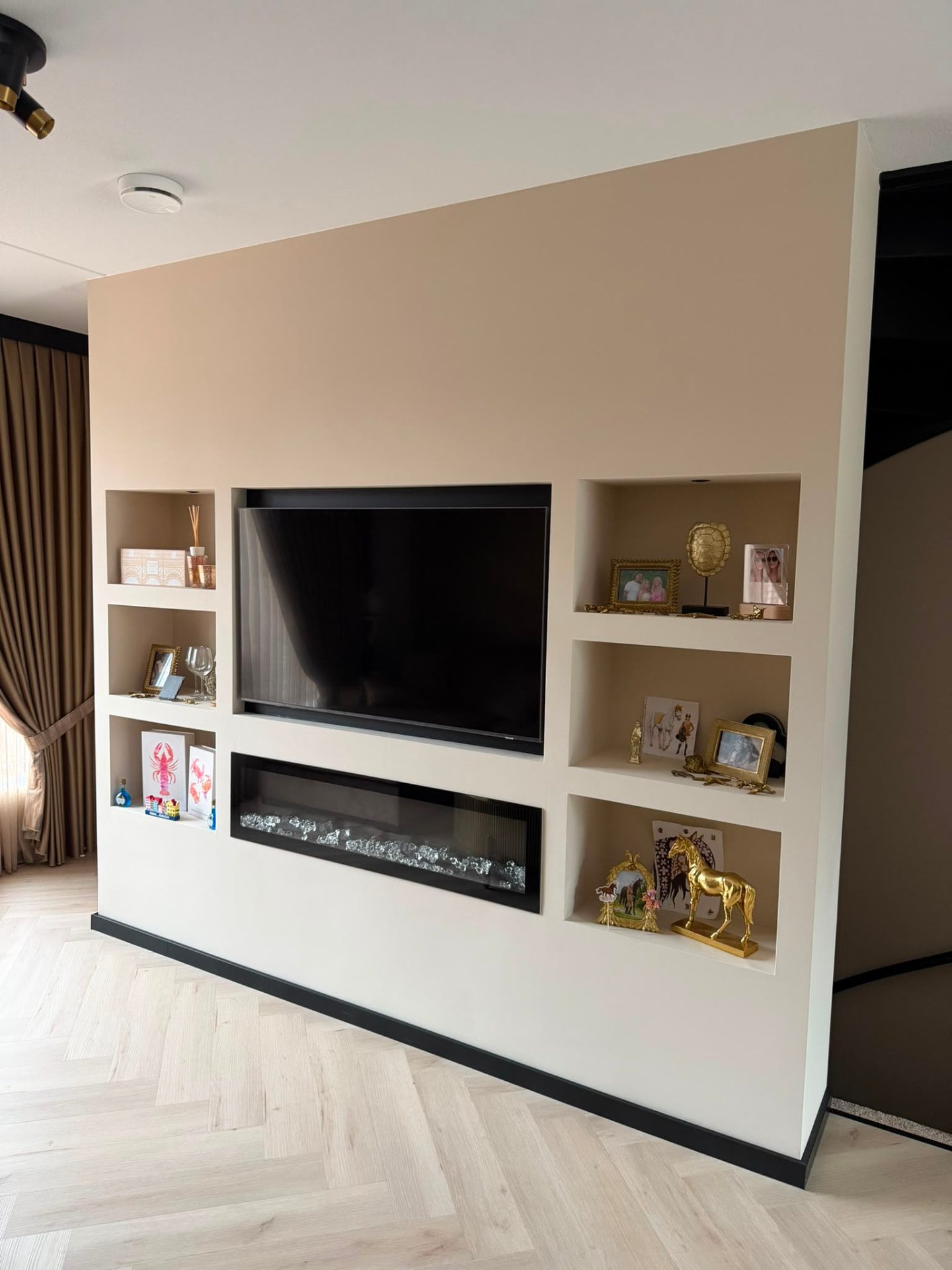 Creamwitte Cinemawall met televisie, open schappen en elektrische haard