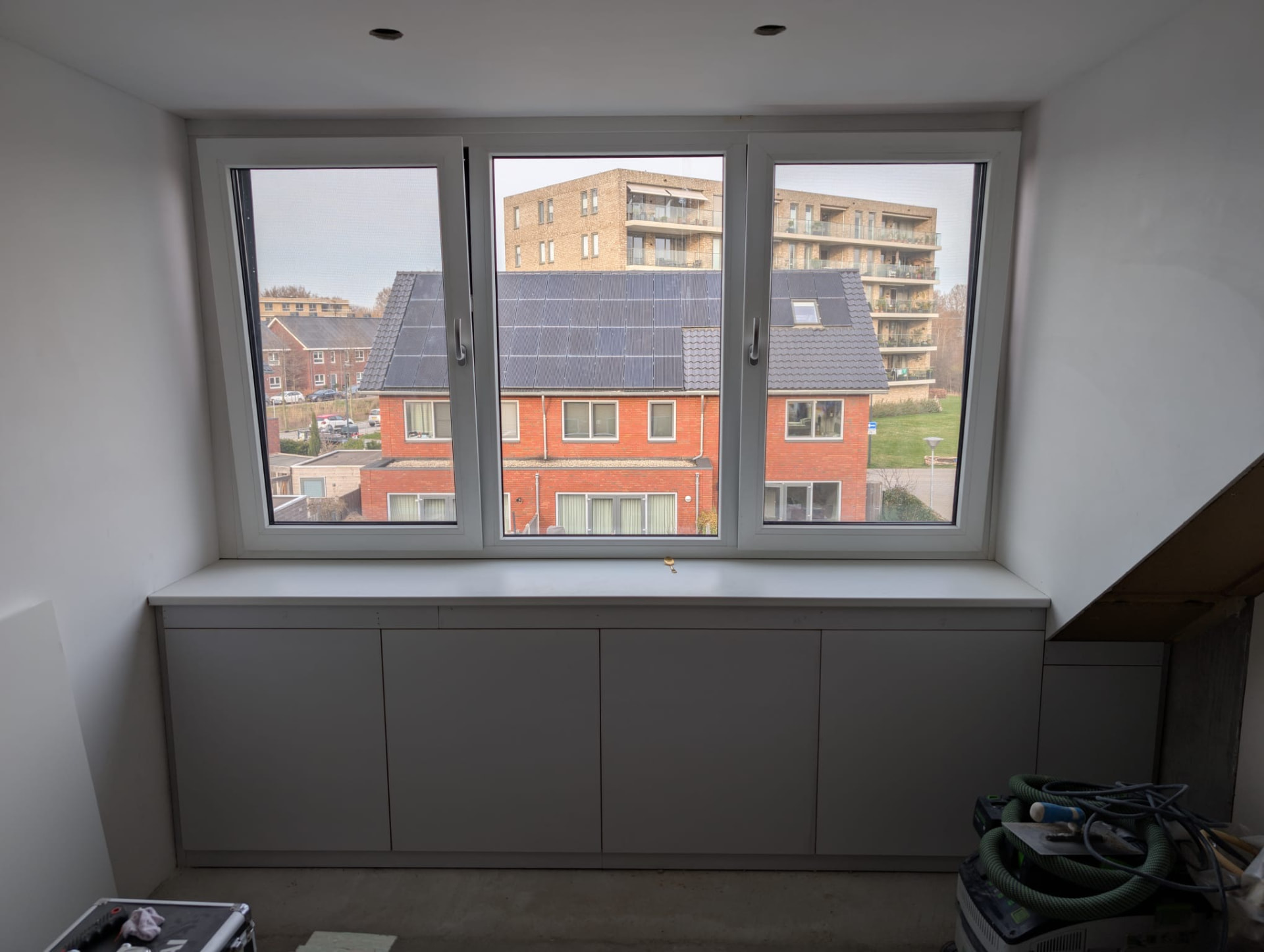 Knieschotkasten op maat onder de dakkapel