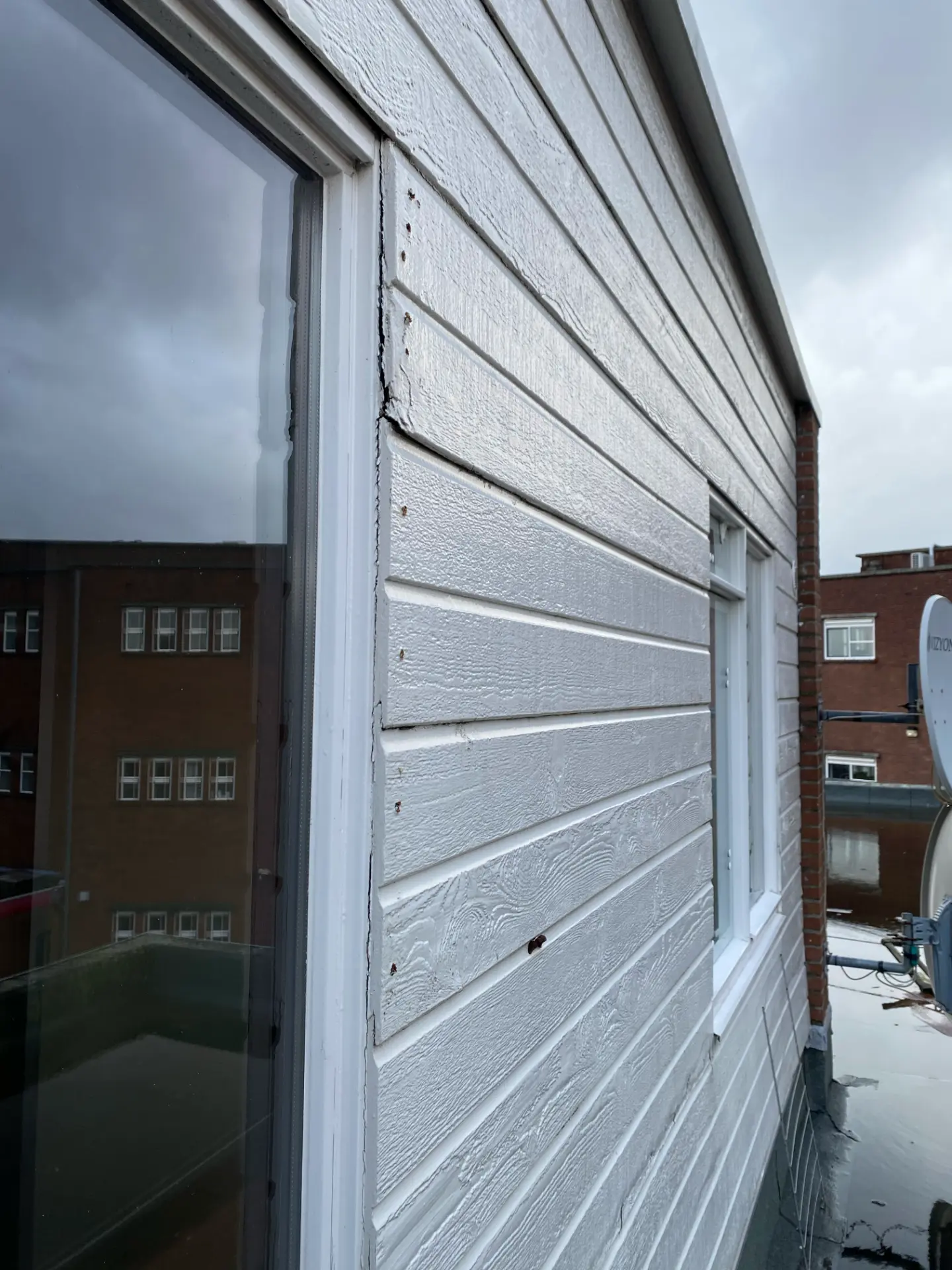 Detail van de nieuwe geveldelen langs het kozijn