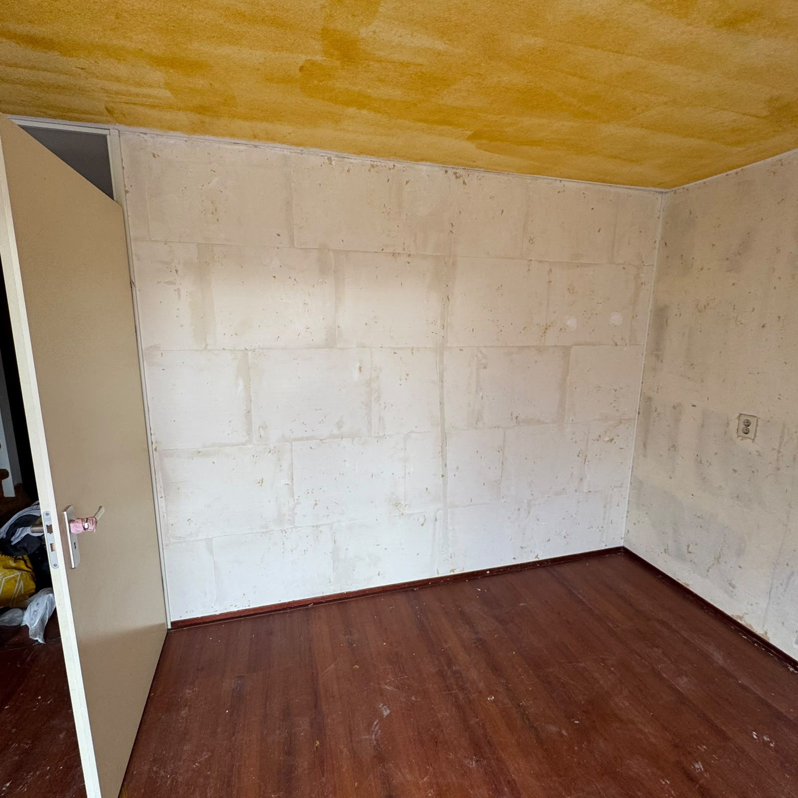 Slaapkamer gestript, behang en laminaatvloer verwijderd