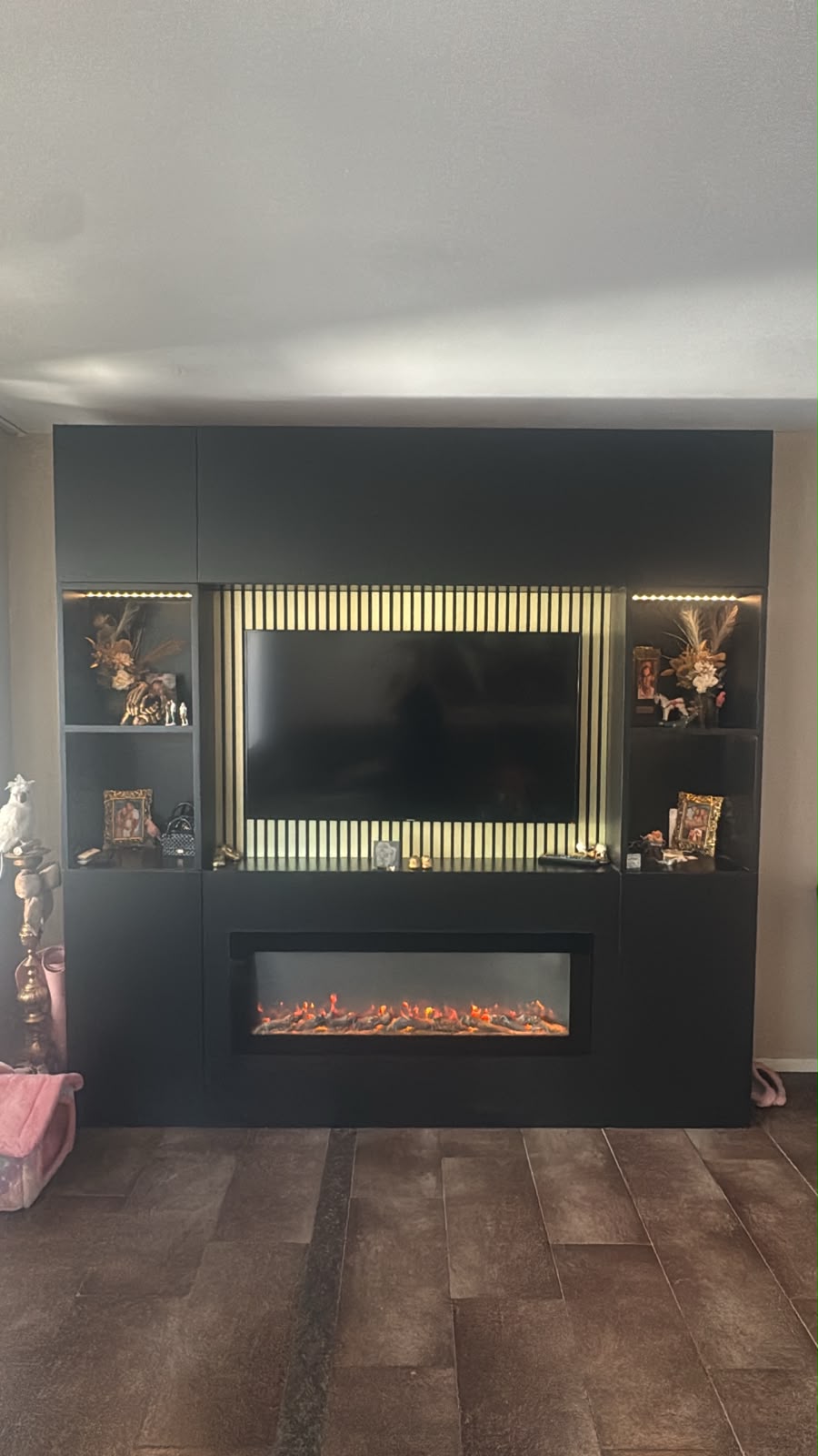 Zwarte Cinemawall met ingebouwde haard en sfeerverlichting