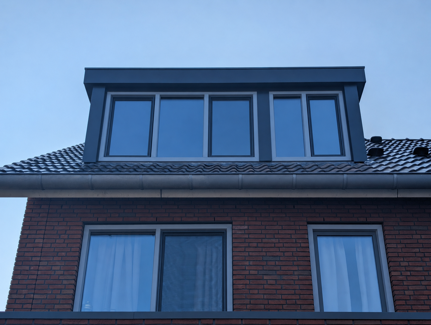 Nieuwe dakkapel over de volle breedte van het dak